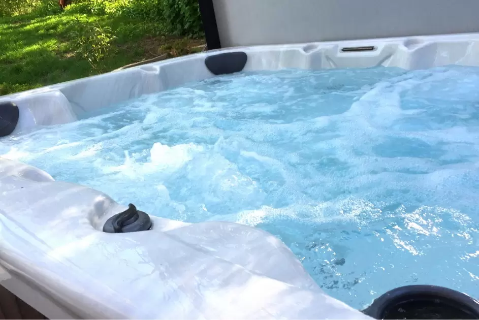 How much water does a jacuzzi hold