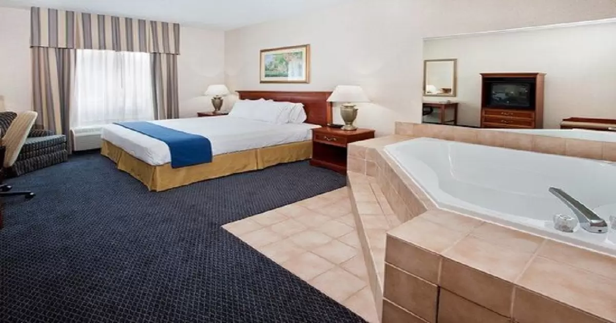 Does Holiday Inn Express Have Jacuzzi Rooms?